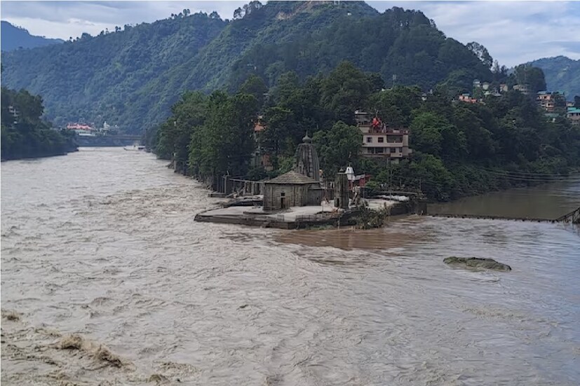 মান্ডিতে পঞ্জবক্ত্র ১০০ বছরের পুরনো ভিক্টোরিয়া পুল যা বহু বছরেও কোনও দিন ক্ষতিগ্রস্ত হয়নি, তাও ভেঙে পড়েছে৷