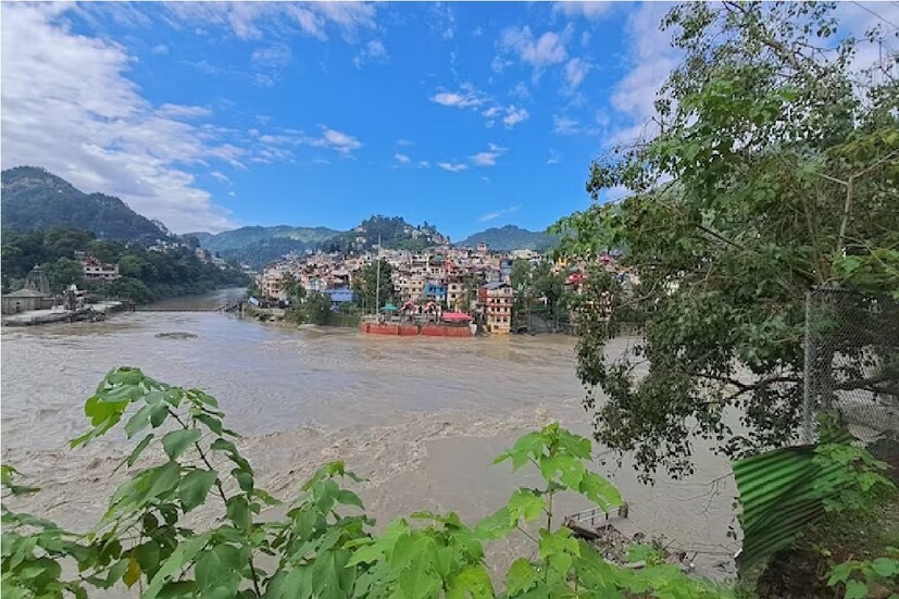 বিয়াস নদীর পাড়েএকাধিক ব্রিজ ভেঙে পড়ার ঘটনা ঘটেছে৷ 