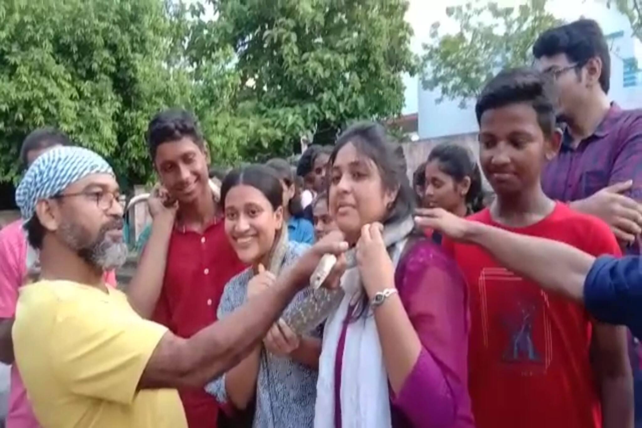 আহা! মারছেন কেন? এই উপায়ে করুন সাপকে বশ...