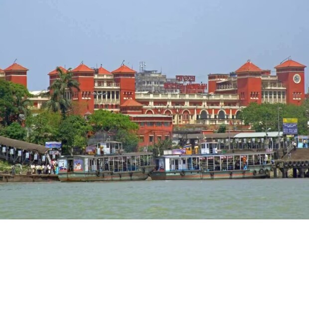 তবে এবার পাল্টে যাচ্ছে ছবিটা। আর লম্বা লাইনে দাঁড়িয়ে বুথ থেকে স্লিপ নিয়ে ট্যাক্সিতে চড়তে হবে না হাওড়া স্টেশনে। গোটা ব্যবস্থা বদলে ফেলতে চলেছে রাজ্য পরিবহণ দফতর।