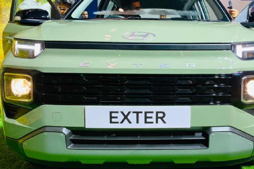 সমগ্র ডিজাইন: Hyundai Exter-এ রাখা হয়েছে বক্সি ডিজাইন ল্যাঙ্গুয়েজ। ফ্রন্ট প্রোফাইলে রয়েছে বোল্ড আপরাইট ফ্যাসিয়া, স্কিড প্লেট, বড় বনেট এবং এইচ-আকৃতির এলইডি ডিআরএল। আর এই ডিআরএল-এর তলায় একটি বর্গাকার হাইজিংয়ের মধ্যে থাকছে এলইডি হেডলাইট। এর সাইড প্রোফাইলে রয়েছে দুর্দান্ত এসইউভি লুক। চাকাতেও রয়েছে অসাধারণ ডিজাইন। এই মাইক্রো এসইউভি-তে রয়েছে ১৫ ইঞ্চির ড্যুয়াল টোন অ্যালয় হুইল।