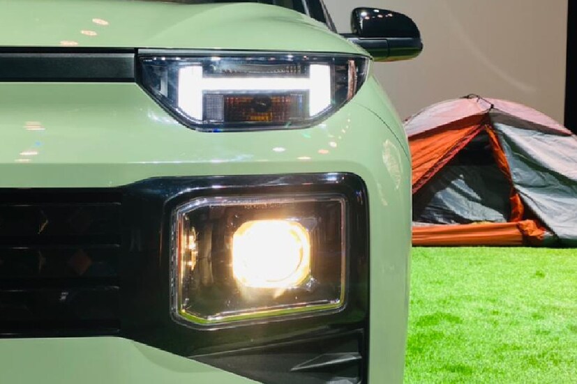 কেবিন লুক: Hyundai Exter-এর ইন্টেরিয়রের সঙ্গে মিল রয়েছে Grand i10 Nios-এর। সেন্টার কনসোলের লেআউট এবং হিরের আকৃতির ড্যাশবোর্ড একেবারে Grand i10 Nios-এর মতো। তবে মূল পার্থক্য রয়েছে কালার স্কিমে। Hyundai হ্যাচব্যাকে রয়েছে ড্যুয়াল-টোন কেবিন। Exter-এরটি অল-ব্ল্যাক লুকের। এতে থাকছে সেমি-লেদারেট সিট এবং লেদার-র‍্যাপড স্টিয়ারিং হুইল।