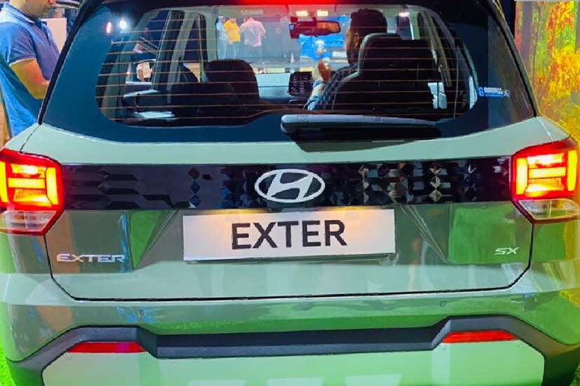 ইঞ্জিন: Hyundai Exter-এর ইঞ্জিনও Grand i10 Nios এবং Aura-র মতো। থাকছে ১.২ লিটার ন্যাচারালি অ্যাসপিরেটেড পেট্রোল ইঞ্জিন। যা ৮২পিএস এবং ১১৩এনএম উৎপন্ন করে। ইঞ্জিনের সঙ্গে এই গাড়িতে রয়েছে সিএনজি পাওয়ারট্রেন। যা ৬৯পিএস এবং ৯৫এনএম-এর কম আউটপুট উৎপন্ন করে। এই গাড়ির পেট্রোল ম্যানুয়ালের মাইলেজ ১৯.৪ কেএমপিএল, পেট্রোল-এএমটি মাইলেজ ১৯.২ কেএমপিএল এবং সিএনজি-র ফুয়েল এফিশিয়েন্সি ২৭.১ কেএম/কেজি।