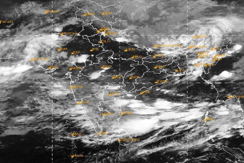 আগামী ৪৮ ঘণ্টার মধ্যে এই এলাকায় নিম্নচাপ ক্ষেত্র তৈরি হওয়ার সম্ভাবনা উজ্জ্বল৷ এমনটাই ওয়েদার আপডেটে জানিয়েছে আইএমডি৷ Photo Courtesy- IMD/ Satellite Image 