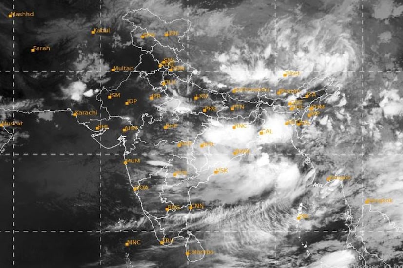 বঙ্গোপসাগরের ওপর তৈরি সুস্পষ্ট নিম্নচাপ ক্ষেত্র আর কয়েক ঘণ্টার মধ্যেই গভীর নিম্নচাপে পরিণত হয়ে যাবে৷ আইএমডি-র ওয়েদার আপডেট অনুযায়ি উত্তর পশ্চিম বঙ্গোপসাগরের ওপরে তৈরি এই নিম্নচাপ একাধিক রাজ্যে প্রভাব ফেলবে৷ মূলত এরই জেরে ৪৮ ঘণ্টায় কলকাতা সহ দক্ষিণবঙ্গে বাড়বে বৃষ্টির পরিমাণ৷