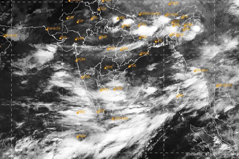 একটি সাইক্লোনিক সার্কুলেশন রয়েছে মধ্য বঙ্গোপসাগরে মধ্য লেভেলে, আর উত্তর আন্দামান সাগরেও রয়েছে আরও একটি সাইক্লোনিক সার্কুলেশন৷ Photo Courtesy- IMD Satellite Image