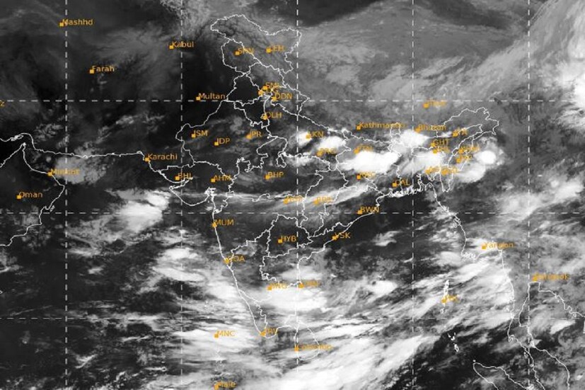 তবে আইএমডির ওয়েদার বুলেটিন অনুযায়ী ওয়েদার আপডেটে  ফের বঙ্গোপসাগরে তৈরি হচ্ছে দুটি সাইক্লোনিক সার্কুলেশনের কথা বলা হয়েছে৷ এর জেরে ফের একবার সপ্তাহ যত এগোবে তখন ফের বজ্রবিদ্যুৎ সহ ভারী থেকে অতি ভারী বৃষ্টিও হতে পারে৷ Photo Courtesy- IMD Satellite Image