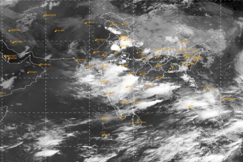 ফলে যত বেশিক্ষণ এই ঘূর্ণাবর্ত জলের ওপর তৈরি হবে তত বেশি জল শোষণ করে আরও শক্তি বৃদ্ধি করে নেবে৷ - Photo Courtesy- IMD Satellite Image 