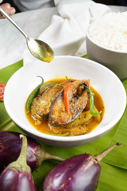  ৩. রাজকুটির-আইএইচসিএল সিলেকশন— এখানে ইস্ট ইন্ডিয়া রুম-এ ১৫ সেপ্টেম্বর পর্যন্ত চলবে ইলিশ উৎসব। দুপুর সাড়ে ১২টা থেকে বেলা ৩টে পর্যন্ত লাঞ্চ আর সন্ধ্যা ৭টা থেকে রাত ১১টা পর্যন্ত ডিনারে পাওয়া যাবে ইলিশ ভাজা, বেগুন ইলিশের ঝোল, ইলিশের ঝাল, ইলিশ লাজ ভর্তা, ইলিশ পাতুরি—সবই পাওয়া যাবে রাজবাড়ির মতো থালিতে, সঙ্গে থাকবে, ভাল, ছোলার ডাল, আলুর দম, লুচি, মিষ্টি দই, রসগোল্লা! দাম ৩০০০ টাকা (কর অতিরিক্ত)।