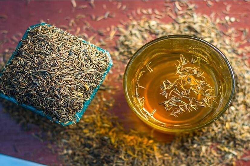 ফার্ম ইজির মতে সারারাত বিশুদ্ধ জলে জিরা ভিজিয়ে রেখে তা ছেঁকে নিয়ে সকালে খালি পেটে পান করতে হবে। জিরার ডিটক্সিফাইং বৈশিষ্ট্য রয়েছে যা রক্তে শর্করাকে কমিয়ে দেয় এবং শরীরের অতিরিক্ত চর্বি পোড়ায়। এটি খারাপ কোলেস্টেরলও দূর করতে পারে।