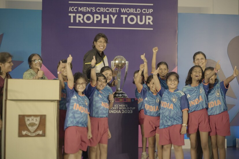 সেখানে ছিলেন ভারতীয় মহিলা দলের প্রাক্তন কিংবদন্তী পেসার ঝুলন গোস্বমীও। ফলে পড়ুয়েদের প্রাপ্তি ও আনন্দ দ্বিগুণ হয়।