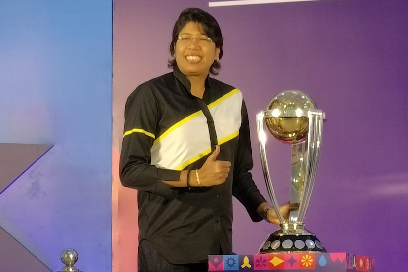 স্কুল পড়ুয়াদের সঙ্গে নিজের জীবনের অভিজ্ঞতা ভাগ করে নেওয়া পাশাপাশি নানা বিষয়ে কথা বলেন ঝুলন গোস্বামী। 