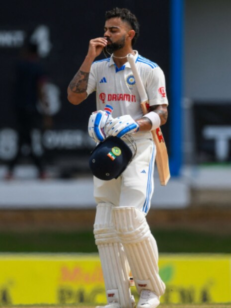 টেস্ট কেরিয়ারে বিরাটের এটি ২৯তম শতরান। এই নিরিখে তিনি ছুঁয়ে ফেলেন ব্র্যাডম্যানকে। স্যার ডন ব্র্যাডম্যান ৫২টি টেস্টের ৮০টি ইনিংসে ব্যাট করতে নেমে ২৯টি শতরান করেছেন। কোহলি ১১১টি টেস্টের ১৮৭টি ইনিংসে ব্যাট করে ২৯টি শতরান করলেন। একইসঙ্গে টপকে গেলেন মাইকেল ক্লার্ক, হাসিম আমলা, কেন উইলিয়ামসনদের ২৮টি শতরানের নজির।