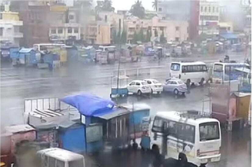কলকাতা সহ দক্ষিণবঙ্গের জেলাগুলিতে দিনের বিভিন্ন সময়ে ইতঃস্তত বিক্ষিপ্ত বৃষ্টিপাতের পূর্বাভাস রয়েছে৷ 