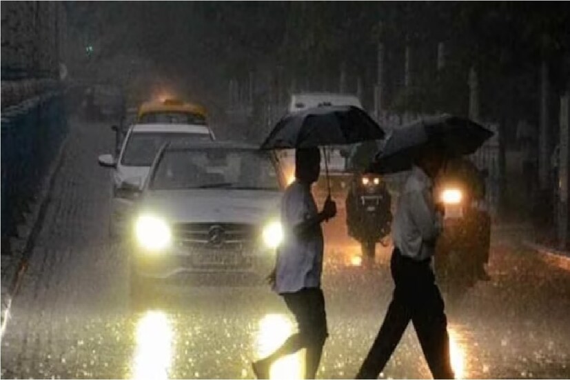 কিন্তু তাপমাত্রা ও আর্দ্রতাজনিত অস্বস্তির কারণে ওই বিক্ষিপ্ত বৃষ্টিপাত সাময়িক স্বস্তি দেবে৷ তবে বুধবার থেকে দক্ষিণবঙ্গের ছবিটা অনেকটা বদলানোর সম্ভাবনা৷