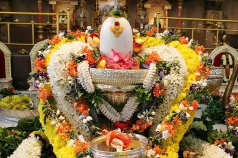 শ্রাবণ মাসের প্রতিটি সোমবার শিবের পুজোর জন্য শ্রেষ্ঠ বলে মনে করা হয়। ভগবান শিবকে সন্তুষ্ট করার জন্য তাকে প্রিয় জিনিসগুলি নিবেদন করা হয়।