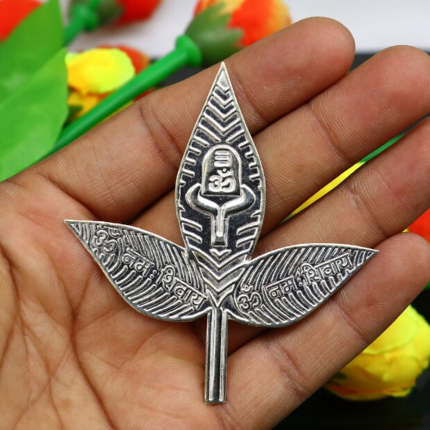 রুপোর বেল পাতা:  বেলপাতা অপরিহার্য যা ছাড়া শিবের পূজা অসম্পূর্ণ বলে মনে করা হয়।  এটা বিশ্বাস করা হয় যে এটি ভগবান শিবকে নিবেদন করলে সমস্ত ইচ্ছা পূরণ হবে। টাকা-পয়সা সংক্রান্ত সমস্যা বা অন্য কোনো বাধা থাকলে এই প্রতিকার মেনে চললে সব সমাধান হয়ে যাবে।