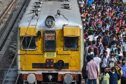 ব্যারাকপুর স্টেশনে বিক্ষোভে এলাকাবাসী