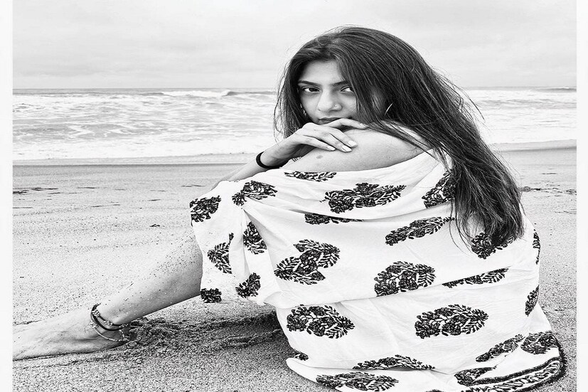 এই মুহূর্তে চুটিয়ে ছুটি উপভোগ করছেন অভিনেত্রী। রয়েছেন গোয়াতে। রিল বানাচ্ছেন, ছুটে বেড়াচ্ছেন সমুদ্রতটে। ট্রেন্ডিং ভিডিও পোস্ট করছেন। তবে কার সঙ্গে বেড়াতে গিয়েছেন তিনি তা অবশ্য় গোপন রেখেছেন। এমনিতেও ব্য়ক্তিগত জীবন খুব একটা প্রকাশ করেন না স্বীকৃতি।