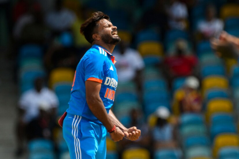 সীমত ওভারের ক্রিকেটেও নিয়ন্ত্রিত বোলিং করে আরও একবার নিজের জাত চেনান মুকেশ। অ্যালিক অ্যাথানজের উইকেট নিয়ে খাতা খোলেন।