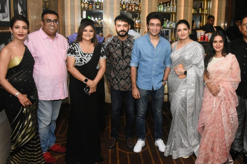 বাংলায় এর আগেও উইলিয়াম শেক্সপিয়রের 'ম্যাকবেথ' থেকে অনুপ্রাণিত হয়েছে 'মন্দার'। তবে সেটি দেখা গিয়েছিল ওটিটি প্ল্যাটফর্মে। তাই বলাই যায় এই ছবিটি চলচ্চিত্র হিসেবে বাংলা ভাষায়  প্রথম ম্যাকবেথের রূপান্তর। 