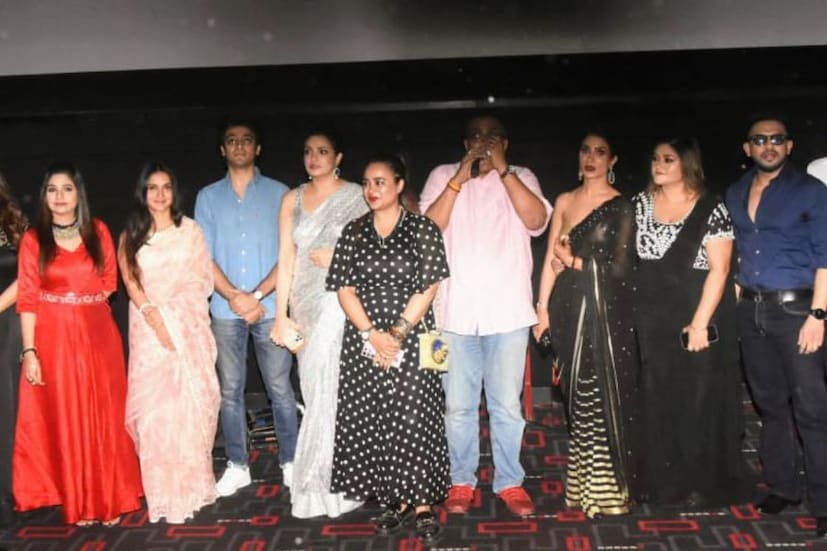 রাজর্ষি দে পরিচালিত, আবার কাঞ্চনজঙ্ঘার বিশাল সাফল্যের পর এই ছবি। ছবিতে মিথিলা ছাড়াও ছিলেন তনুশ্রী চক্রবর্তী, রিচা শর্মা, কনিনিকা ব্যানার্জী, সুদীপ্তা চক্রবর্তী, রনিতা দাশ, রাতশ্রী দত্ত, দেবলীনা কুমার, সুদীপ্তা ব্যানার্জী, সায়ন্তনী গুহঠাকুরতা, কমলেশ্বর মুখার্জি, রাহুল চক্রবর্তী, গোয়েন্দার চৌধুরী, অরুণোদয় ব্যানার্জী, অনিন্দ্য চ্যাটার্জি, ইশান মজুমদার, রোহিত ব্যানার্জী, অসীম রায় চৌধুরী এবং কান সিং সোধা। 