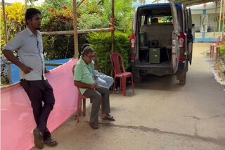 আতঙ্কে বুথ ছেড়ে পালান ভোটকর্মীরা৷ 