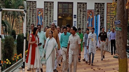 ‘দুধ-চা খেয়েছি, বিস্কুট খাইনি...’ রাজভবন থেকে বেরিয়েই মন্তব্য মমতা বন্দ্যোপাধ্যায়ের ‘দুধ-চা খেয়েছি, বিস্কুট খাইনি...’ রাজভবন থেকে বেরিয়েই মন্তব্য মমতা বন্দ্যোপাধ্যায়ের