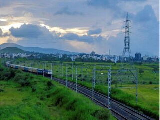 মণিপুরে খাদ্য সামগ্রী পাঠানোর কাজ শুরু করল ভারতীয় রেল