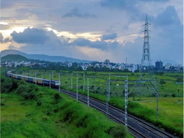 মণিপুরে খাদ্য সামগ্রী পাঠানোর কাজ শুরু করল ভারতীয় রেল