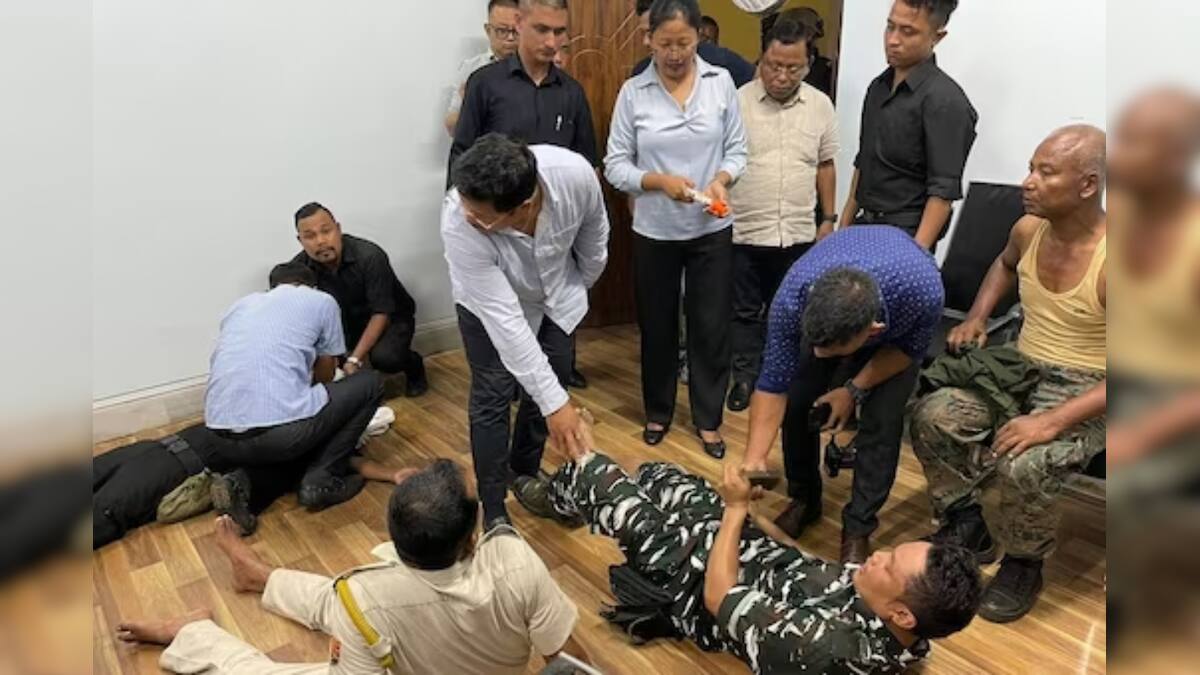 মণিপুরের পর মেঘালয়? ঘেরাওয়ে আটকে পড়লেন মুখ্যমন্ত্রী, পাথরের আঘাতে আহত পাঁচ মণিপুরের পর মেঘালয়? ঘেরাওয়ে আটকে পড়লেন মুখ্যমন্ত্রী, পাথরের আঘাতে আহত পাঁচ