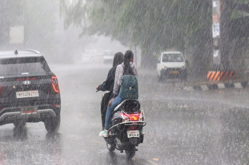 উত্তরবঙ্গে ভারী বৃষ্টিপাতে নাজেহাল সাধারণ মানুষ ৷ পরবর্তী ৩-৪ দিন উত্তরবঙ্গের উপরের জেলাগুলিতে বৃষ্টিপাতের পরিমাণ বাড়বে ৷ প্রতীকী ছবি ৷