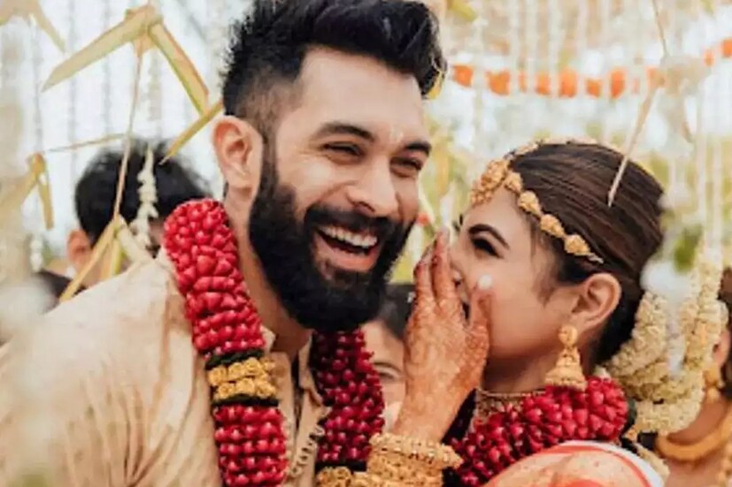 ১০টি ছবি পোস্ট করেছেন মৌনী। তার প্রথমটিতে দেখা যাচ্ছে মৌনীর পাশে গাড়িতে বসে তাঁর স্বামী ব্যবসায়ী সূরজ নাম্বিয়ার। পোস্টে স্বামীর প্রতি কৃতজ্ঞতা ও ভালবাসা জানিয়েছেন নায়িকা। লিখলেন, ‘তোমার তুলনা হয় না। চিরকৃতজ্ঞ আমি।‘