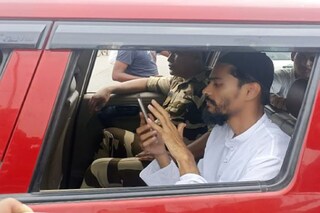 গাড়িতেই ঠায় বসে নওশাদ৷ 
