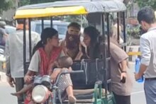 সংসার চালাতে দুধের সন্তানকে কোলে রিকশা চালাচ্ছেন মা, চোখে জল আনবে ভাইরাল ভিডিও
