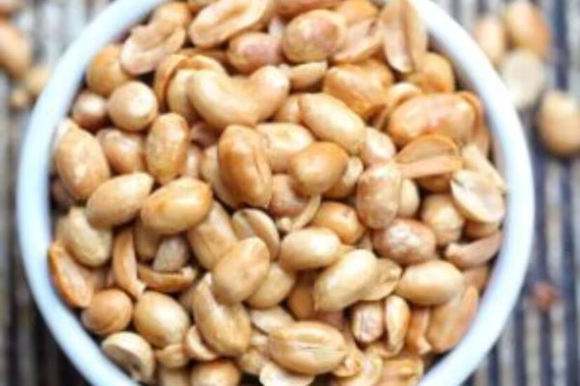 চিনাবাদামে প্রচুর প্রোটিন। উদ্ভিজ্জ প্রোটিনের ভাণ্ডার হিসেবে প্রোটিন অতুলনীয়। তবে এই বাদামে থাকা কোনারাচিন, অ্যারাচিন নামে দুই প্রোটিনমূলক উপাদান অ্যালার্জির কারণও হতে পারে। তাই ডাক্তারের পরামর্শ নেওয়া বাঞ্ছনীয়।