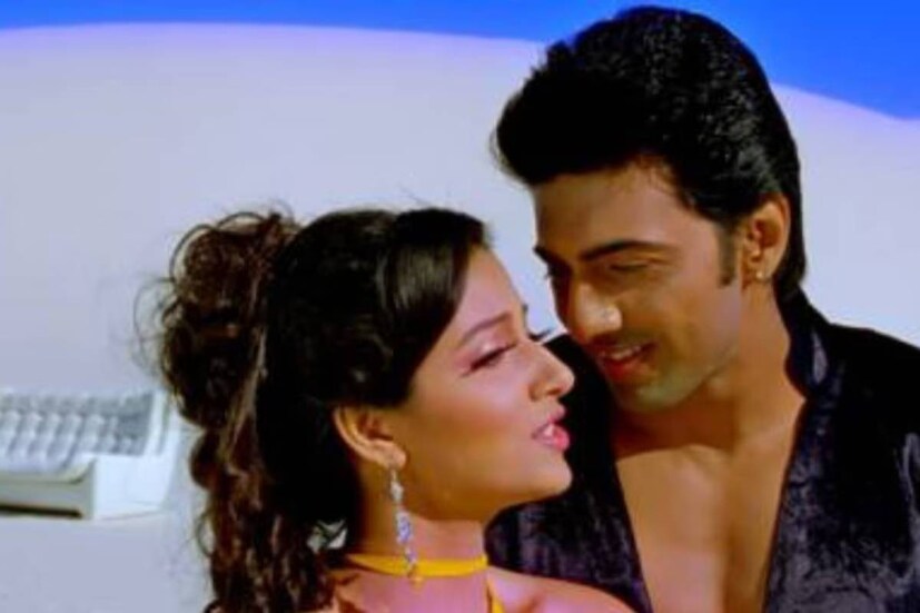 ঘুম ঘুম এই চোখে  'রোমিও' ছবির গানটি দেব-শুভশ্রীর রসায়নকে পর্দায় যেন আরও জোরালো করে তোলে। সোনু নিগম এবং শ্রেয়া ঘোষালের গাওয়া এই গান আজও অনেকের প্লে লিস্টে রয়ে গিয়েছে।