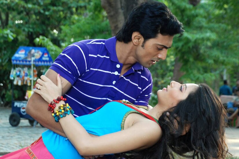 প্রেম ভেঙেছে অনেক আগেই। নেটমাধ্যমে চলতে থাকে দেব-শুভশ্রী জুটির স্মৃতিচারণ। তাঁদের নানা হিট গানের ঝলক উস্কে দেয় নস্টালজিয়া। মনে পড়ে যায় স্কুল বা কলেজের বেপরোয়া দিন, অতীতে ফেলে আসা প্রেমের কথা। দেখে নেওয়া যাক সেই হিট জুটি উপর দৃশ্যায়িত জনপ্রিয় কিছু গান।