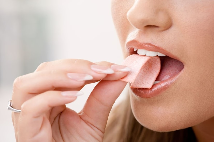 ১৯৬০ সালে খোঁজ মেলে Aspartame নামের এক রাসায়নিক যৌগের৷ দেখা যায়, এই অ্যাসপারটেম চিনির চেয়ে ২০০ গুণ বেশি মিষ্টি অথচ, চিনির মতো ক্যালোরির বোঝাও শরীরে বাড়ায় না। দেখা যায়, চিনির থেকে অনেক কম পরিমাণে ব্যবহার করলেই এর যথেষ্ট ভাল ফল মেলে। ১৯৭৬ সালে, পাওয়া যায় সুক্রালোজ নামের এক রাসায়নিক৷