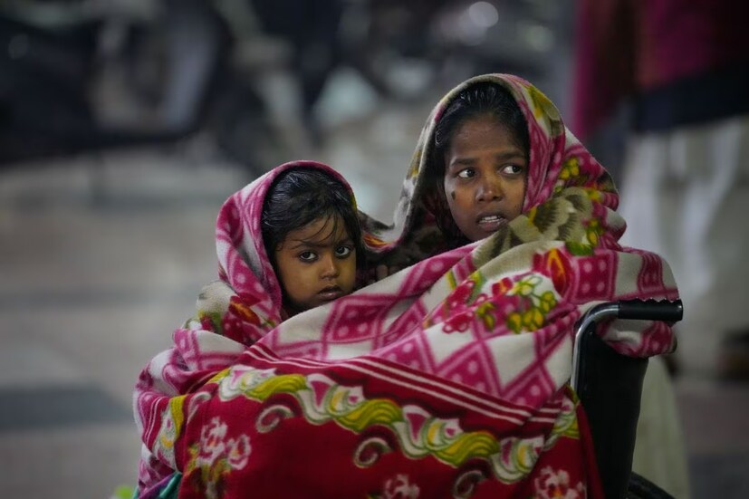 বাচ্চাকে চুমু খাওয়া কিন্তু শিশুর জন্য ভীষণই ক্ষতির হতে পারে৷ আমাদের পরিবারে, বা আত্মীয়স্বজন, বন্ধুবান্ধবের মধ্যে অনেকেরই বাচ্চা দেখলেই তাদের চুমু খাওয়ার প্রবণতা থাকে৷ এমন অবস্থায়, তাদের বারণ করাটাও কঠিন হয়ে যায়৷ কিন্তু, চুমু খেলে বাচ্চাদের কী কী ক্ষতি হতে পারে, জানলে সেই বারণ করতে না পারার দ্বন্দ্বটা অনায়াসেই কাটিয়ে উঠবেন৷