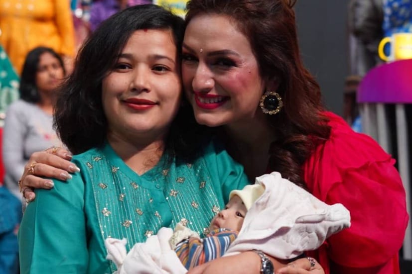 সেই ছবি ফেসবুকে পোস্ট করেছিলেন অ্যালবার্ট। লিখেছিলেন, 'অবশেষে সারেগামাপা-র মঞ্চে আমার স্ত্রী এবং মেয়ের সঙ্গে সকলের পরিচয় করিয়ে দিলাম।'