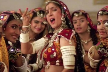 'কুছ ভরো'! নীনাকে প্যাডেড ব্রা পরতে বাধ্য করেন বয়সে ১৪ বছরের বড় বলি-পরিচালক 'কুছ ভরো'! নীনাকে প্যাডেড ব্রা পরতে বাধ্য করেন বয়সে ১৪ বছরের বড় বলি-পরিচালক