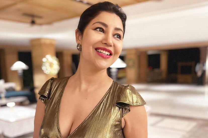 দেবিনা জানান, ট্রোল-কটাক্ষ নিয়ে তিনি বিশেষ ভাবিত নন। নানা সময় একাধিক কটূক্তির মুখে পড়তে হয় অভিনেত্রীকে। কিন্তু সেগুলিকে তিনি ইতিবাচক বলেই মনে করেন। নিজেকে আরও উন্নত করে তোলার জন্য পরিশ্রম করেন।