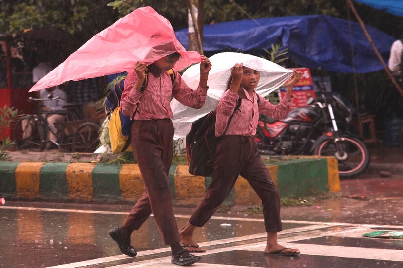 বর্ষাকালে বৃষ্টিতে ভেজার মজাই আলাদা। কিন্তু, বৃষ্টিতে ভেজা নিয়ে আমাদের মধ্যে বেশ কিছু ভুল ধারণা প্রচলিত রয়েছে৷ যে কারণে, আমরা অনেকেই বৃষ্টিতে ভিজতে চাইলেও ভয় পাই৷ 