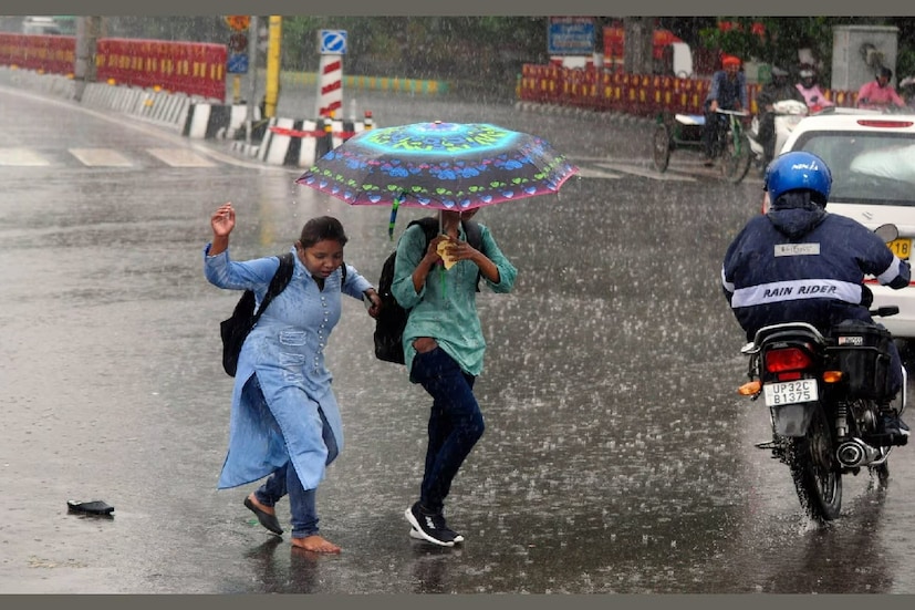 তবে বৃষ্টির জলে স্নান করার আগে কিছু বিষয় মাথায় রাখুন, যেমন, মরসুমের প্রথম ও দ্বিতীয় বৃষ্টিতে ভেজা এড়িয়ে চলুন। প্রথম বৃষ্টিতে ভিজলে শরীর অসুস্থ হয়ে পড়তে পারে। এছাড়া, কোনও ধরনের অ্যালার্জি বা স্বাস্থ্য সংক্রান্ত সমস্যা থাকলে অবশ্যই চিকিৎসকের পরামর্শ নেবেন।