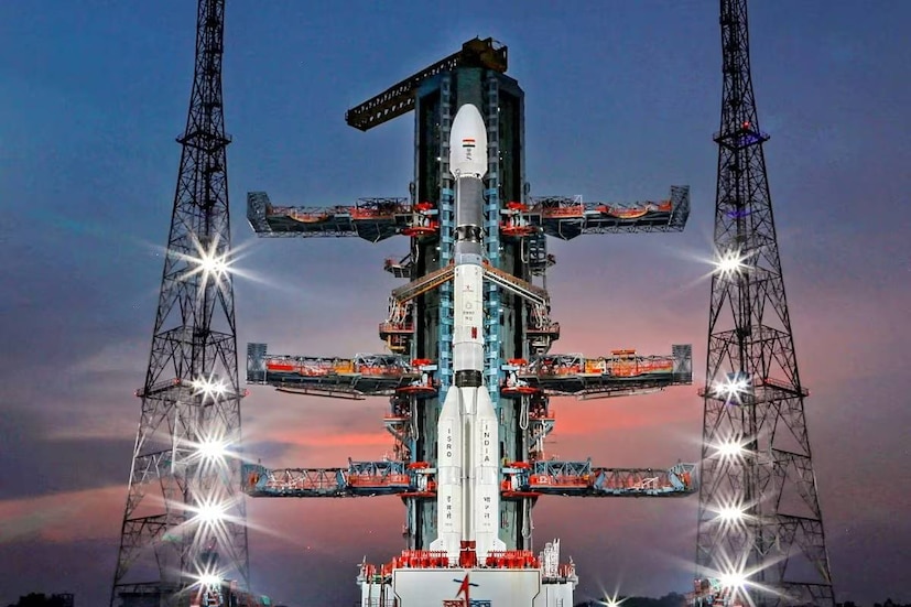 অপেক্ষার অবসান। শুক্রবার ঘড়ির কাঁটা ধরে ২টো ৩৫ মিনিটে চাঁদের উদ্দেশে পাড়ি দিল চন্দ্রযান-৩। শ্রীহরিকোটার সতীশ ধওয়ান স্পেস সেন্টারের লঞ্চিং প্যাড থেকে উৎক্ষেপন করা হয় ভারতীয় মহাকাশ গবেষণা সংস্থা ইসরোর চন্দ্রযান-৩। ৪০ দিন পর চাঁদে অবতরণ করবে এটি। আপাতত সেই অপেক্ষায় দিন গুনছে সকলে।