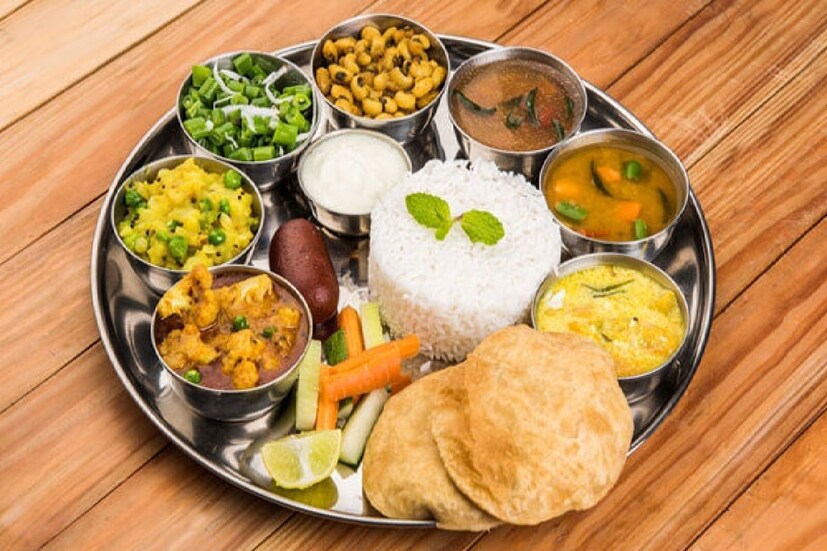 খাবার: খাবার পরিবেশনের সময় হাত থেকে পড়ে যাওয়াকে অশুভ ইঙ্গিত হিসাবে বিবেচনা করা হয়৷ বারবার এমন হলে তা দারিদ্র বয়ে আনার ইঙ্গিত৷