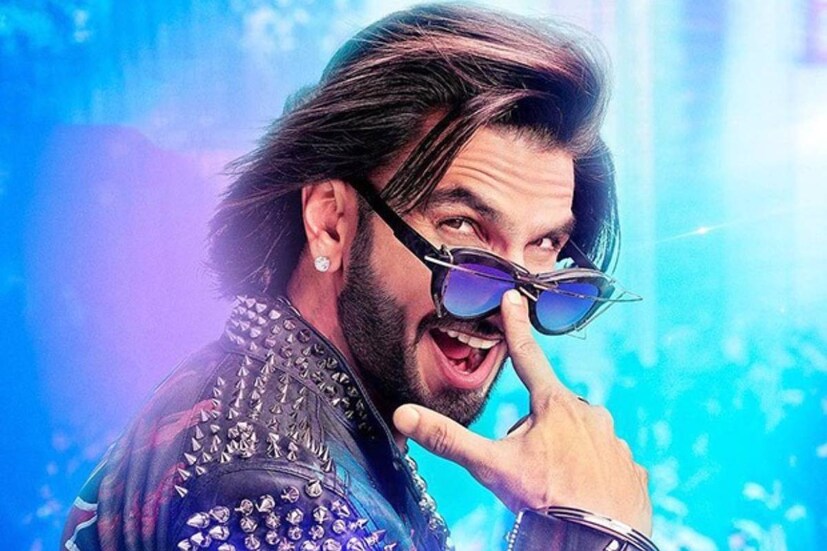 'রকি অউর রানি কি প্রেম কহানি'-তে আদ্যোপান্ত রোম্যান্টিক নায়ক হয়ে ধরা দেবেন রণবীর। পরপর তাঁর একাধিক ছবি বক্স অফিসে মুখ থুবড়ে পড়লেও এই কাজের জন্য ২৫ কোটি পারিশ্রমিক পেয়েছেন তিনি।