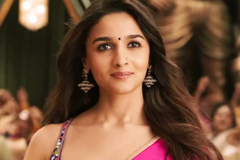 কেরিয়ারের অন্যতম সেরা সময় চাক্ষুষ করছেন আলিয়া ভাট। করণ জোহরের হাত ধরেই বলিউডে আত্মপ্রকাশ তাঁর। দীর্ঘ সময়ে পর ফের পরিচালক-নায়িকার যুগলবন্দি। 'রানি' হয়ে উঠতে ১০ কোটি পারিশ্রমিক নিয়েছেন রণবীর-পত্নী।