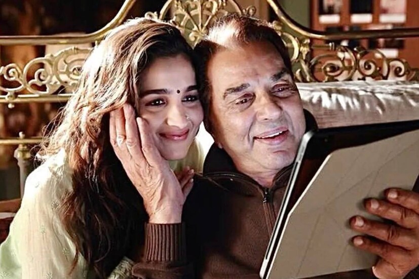দীর্ঘ দিন পর বড় পর্দায় ফিরলেন ধর্মেন্দ্র। করণের ছবিতে অভিনয়ের জন্য দেড় কোটি টাকা এসেছে বর্ষীয়ান অভিনেতার ঝুলিতে।